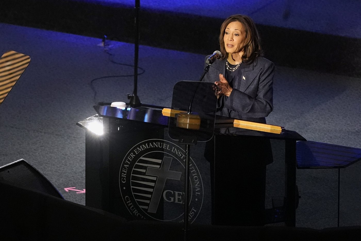 Harris goes to church while Trump muses about reporters being shot | iNFOnews.ca
