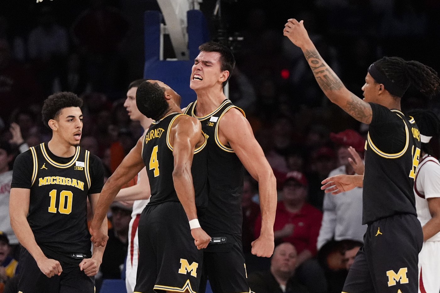 Arkansas holds off No. 14 Michigan 89-87 in Jimmy V Classic at MSG | iNFOnews.ca Arkansas holds off No. 14 Michigan 89-87 in Jimmy V Classic at MSG | iNFOnews.ca
