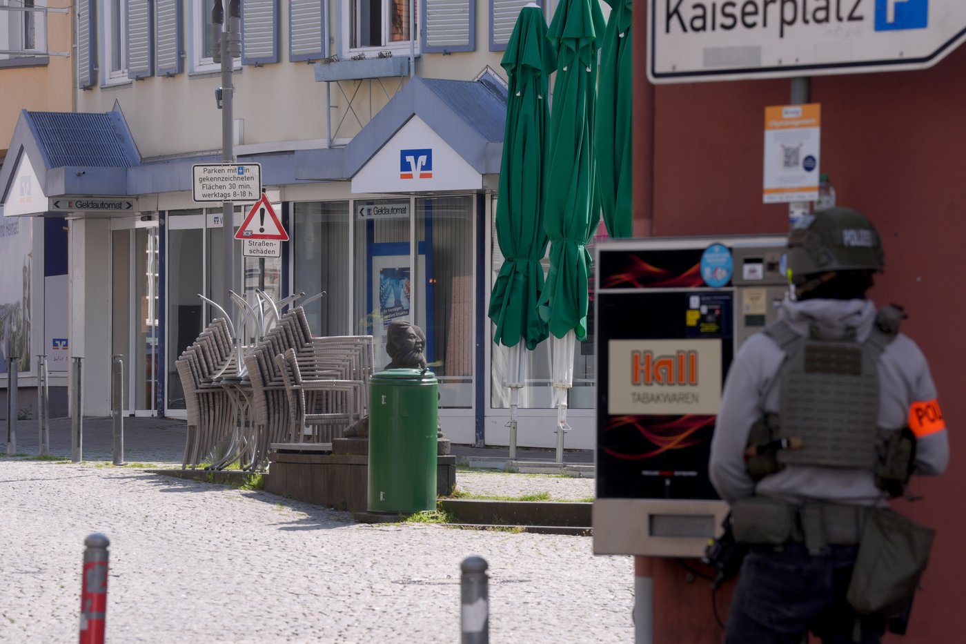 Police free 2 people after hostage alarm at German bank but find no perpetrators | iNFOnews.ca