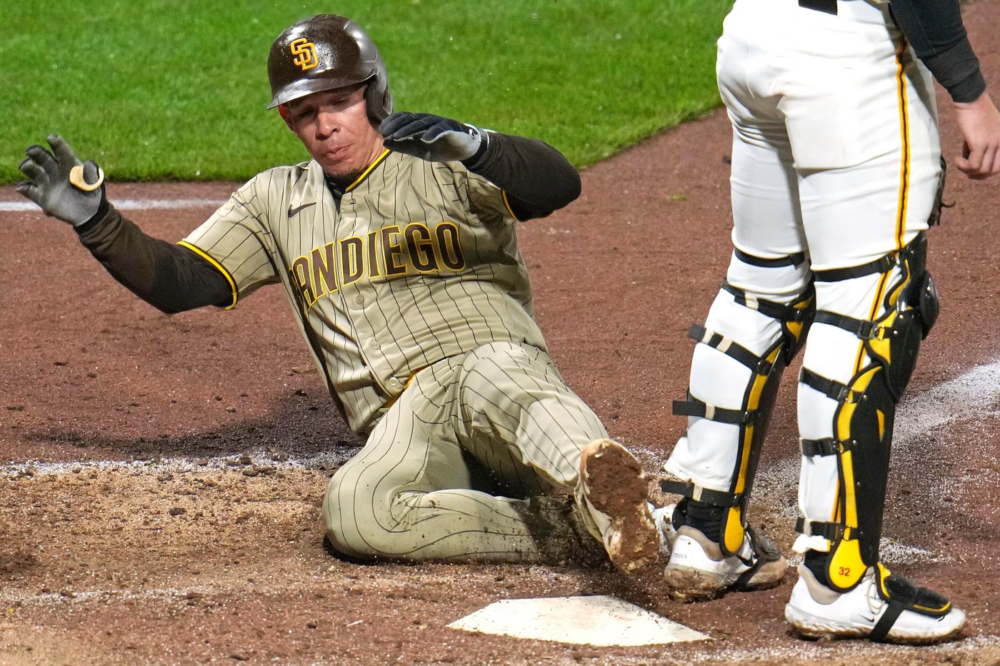 Padres blank Pirates 5-0 for 3rd straight victory, ending Pittsburgh's 5-game win streak | iNFOnews.ca