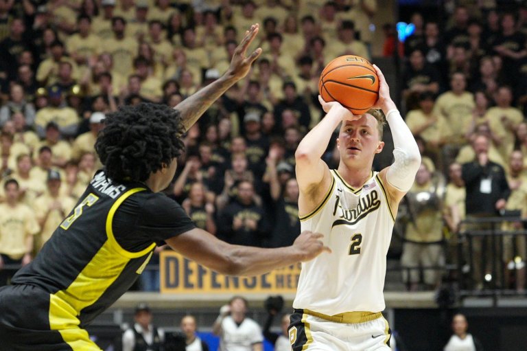 Fletcher Loyer goes 10 of 14 on 3s in last 2 games to break out of slump and steady No. 12 Purdue | iNFOnews.ca