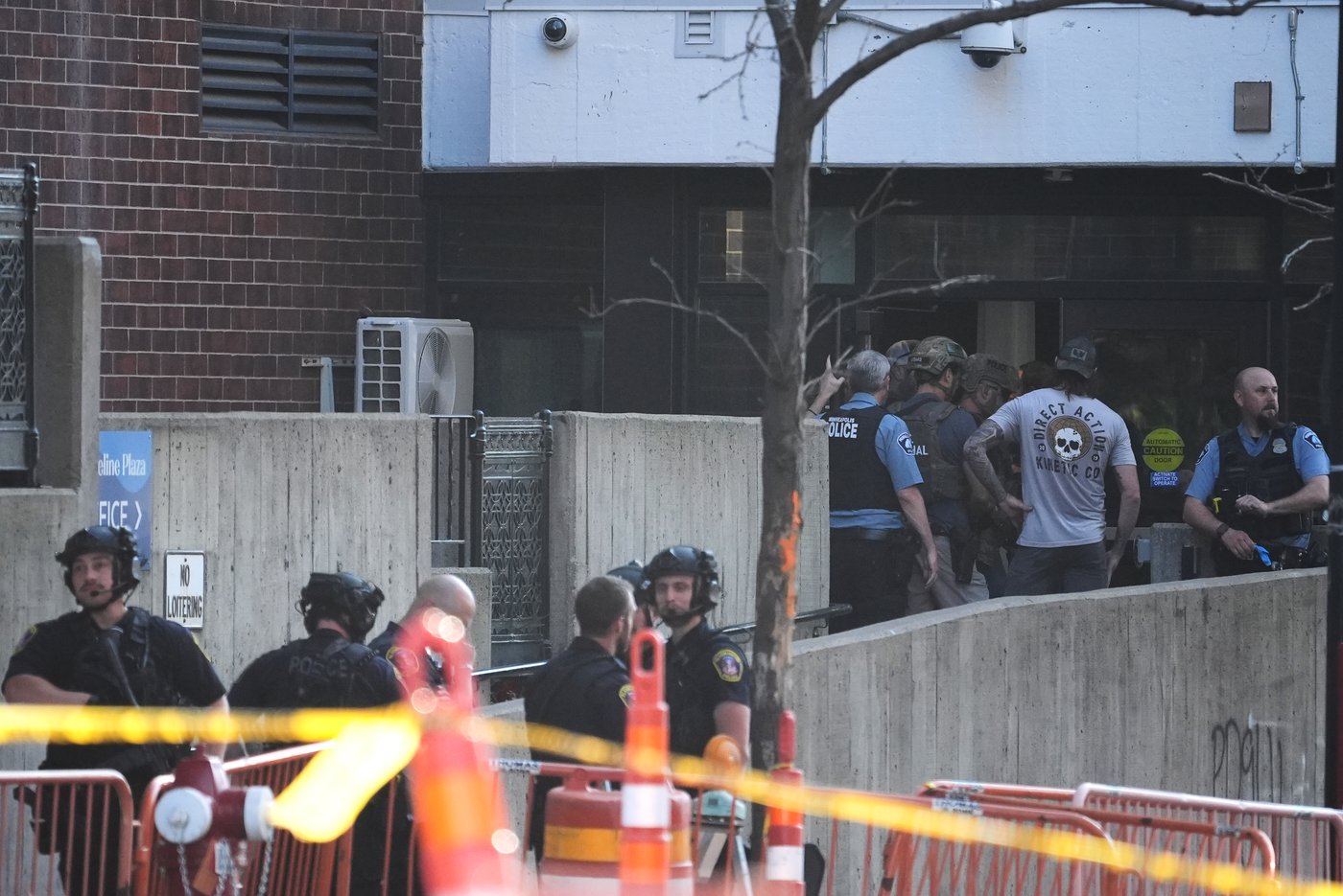 Dramatic videos capture the moment 2 officers were wounded in a deadly Minneapolis shooting | iNFOnews.ca