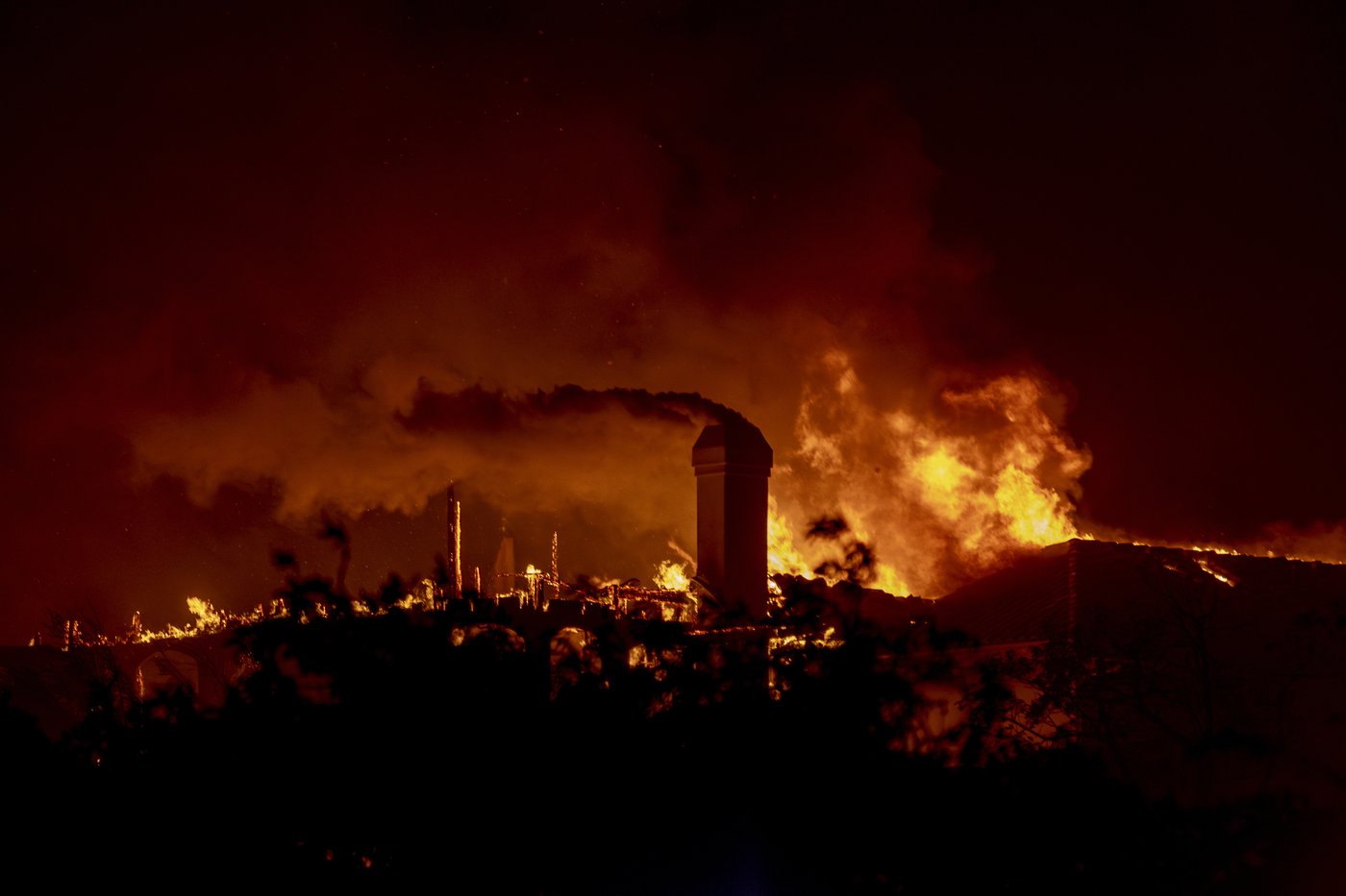 Wild winds fuel Southern California wildfire that has forced thousands to evacuate | iNFOnews.ca
