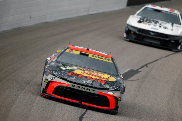 Kyle Larson passes Chase Briscoe with 7 laps left to win for the fourth time at Kansas Speedway | iNFOnews.ca