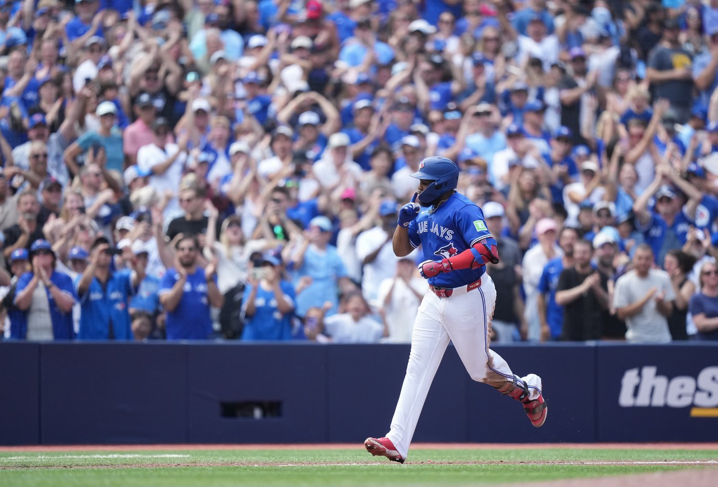 'Never felt the pressure': Guerrero has big game, first homer at Rogers Centre in win | iNFOnews.ca