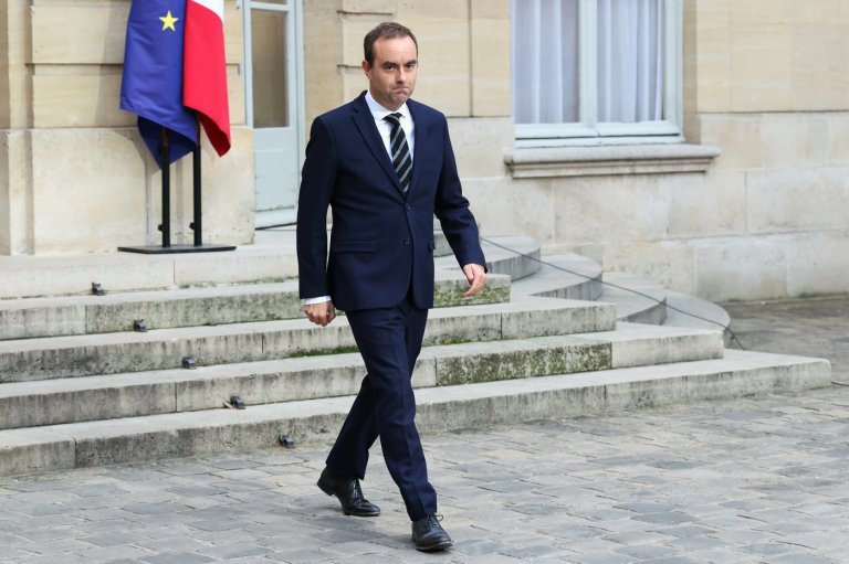 French Prime Minister resigns after less than a month in office | iNFOnews.ca