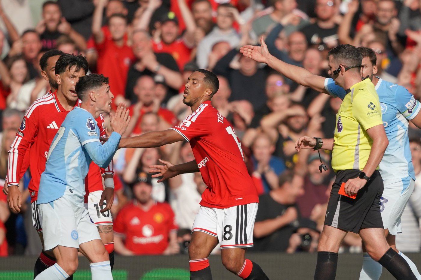 Phil Foden sent off early in Man United and Man City clash | iNFOnews.ca