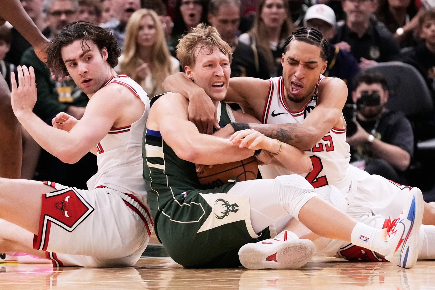 Powell scores 25 points to help the Bulls hold off the Bucks, 132-125 | iNFOnews.ca