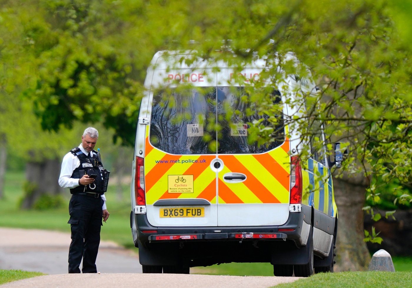 London police, some in protective clothing, probe discarded items near Israeli Embassy | iNFOnews.ca
