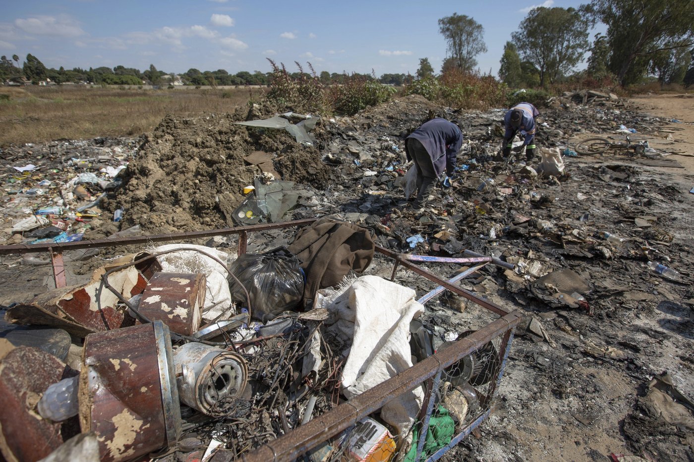 Zimbabwe's scrap metal hunters are quietly fighting climate change one piece at a time | iNFOnews.ca