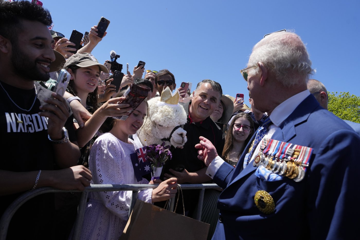 King Charles and Queen Camilla lay wreaths at Australian War Memorial then greet well-wishers | iNFOnews.ca
