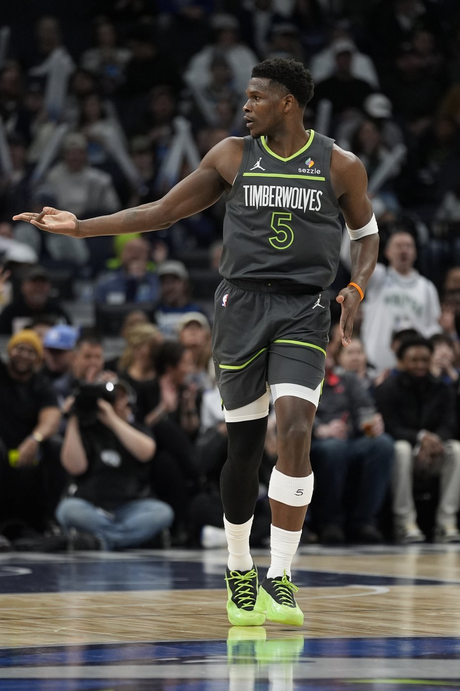 Edwards scores 41 to lift Timberwolves over Houston 127-114 | iNFOnews.ca