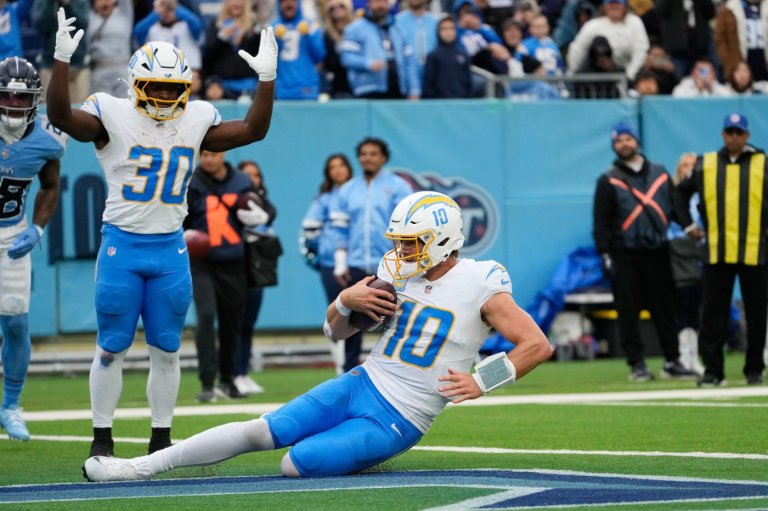 Justin Herbert shakes off a pick-6 as the Chargers beat skidding Titans 27-20 | iNFOnews.ca Justin Herbert shakes off a pick-6 as the Chargers beat skidding Titans 27-20 | iNFOnews.ca