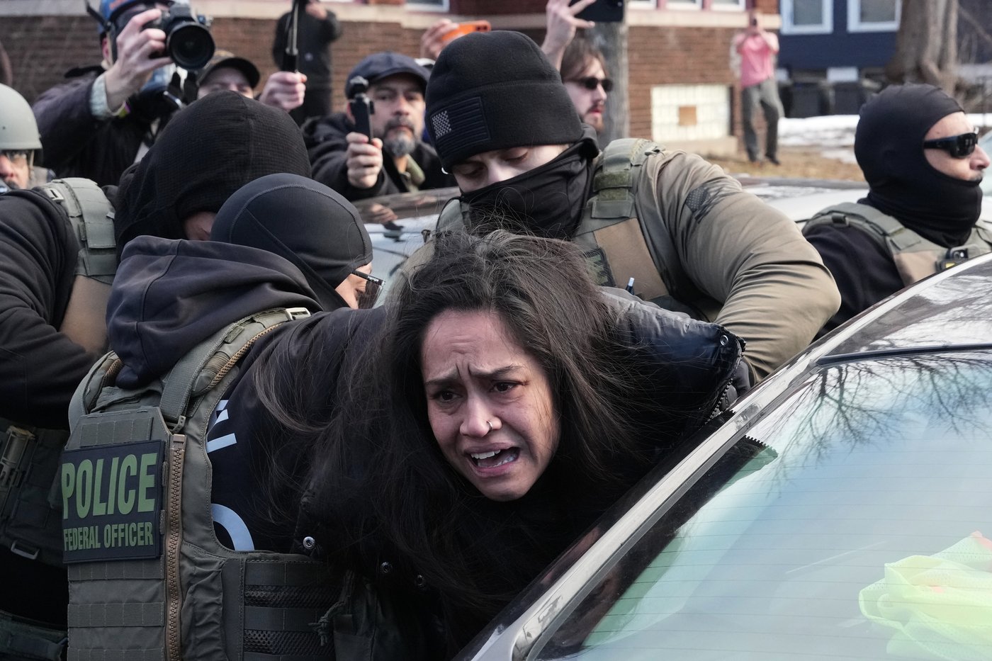 Federal immigration agents filmed dragging a woman from her car in Minneapolis | iNFOnews.ca Federal immigration agents filmed dragging a woman from her car in Minneapolis | iNFOnews.ca