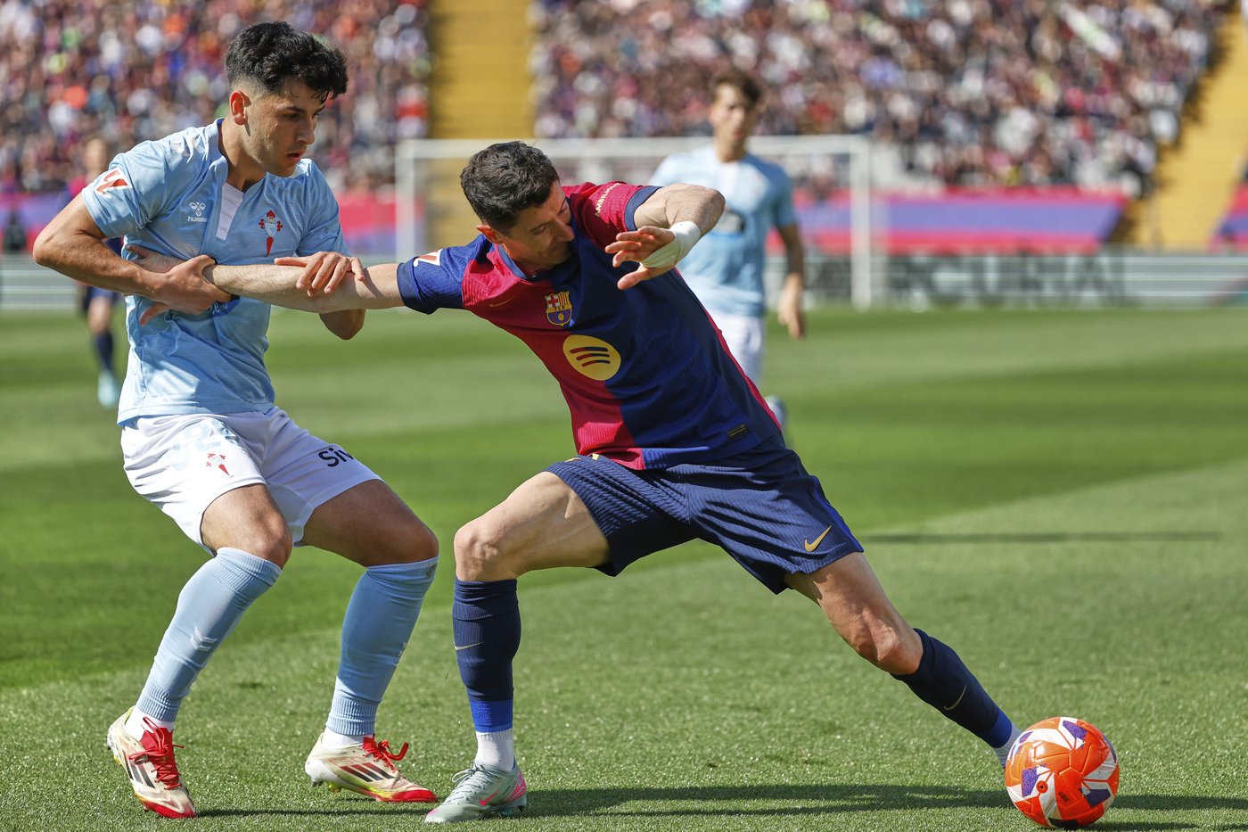 Barcelona's Lewandowski substituted with possible leg problem before crunch games | iNFOnews.ca Barcelona's Lewandowski substituted with possible leg problem before crunch games | iNFOnews.ca