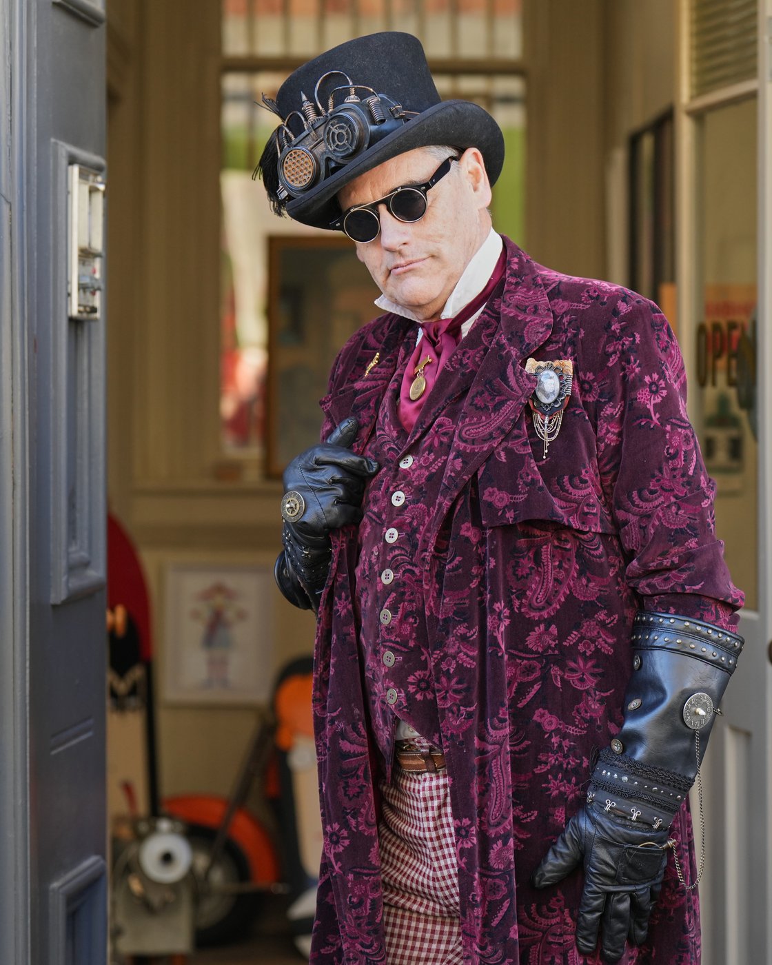 Photos show airship captains and Victorian inventors flocking to a New Zealand steampunk festival | iNFOnews.ca