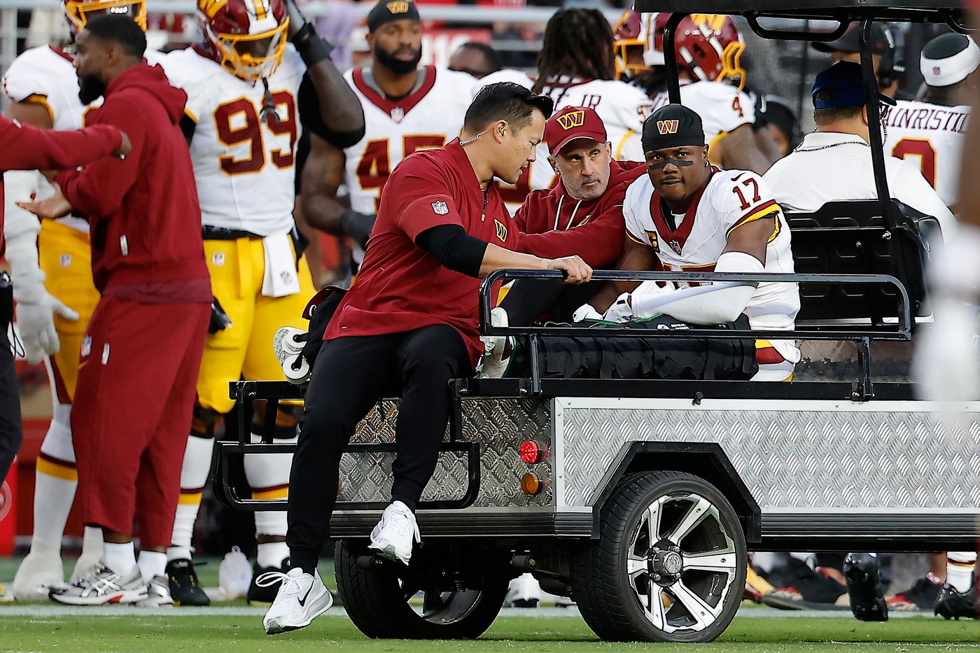 Commanders WR Terry McLaurin suffers knee injury vs. 49ers that team fears is serious | iNFOnews.ca Commanders WR Terry McLaurin suffers knee injury vs. 49ers that team fears is serious | iNFOnews.ca