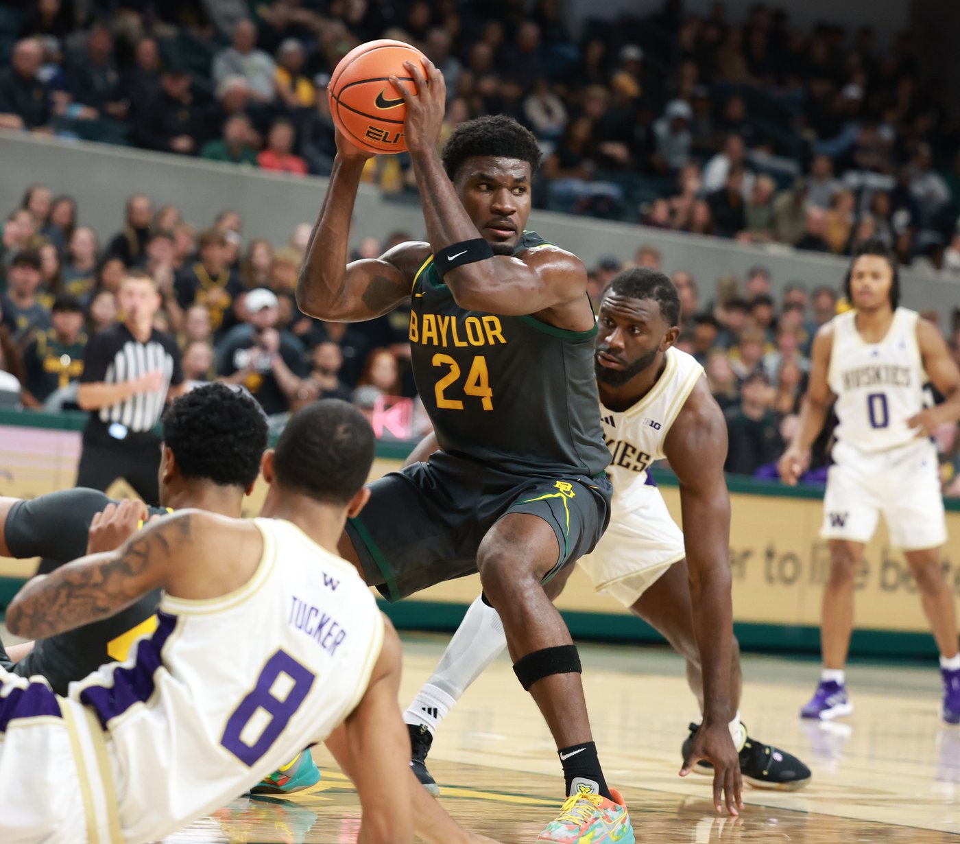 Carr's 16 points lead 6 players in double figures, Bears beat Washington 78-69 | iNFOnews.ca Carr's 16 points lead 6 players in double figures, Bears beat Washington 78-69 | iNFOnews.ca