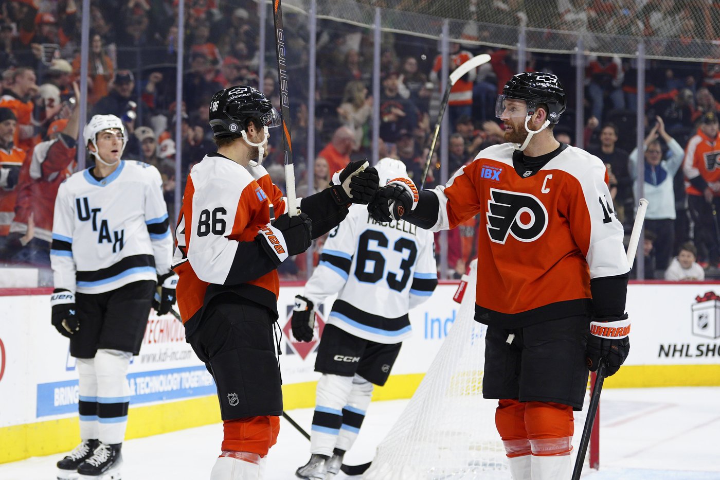 Logan Cooley breaks tie on power play, helps Utah beat the Flyers 4-2 | iNFOnews.ca