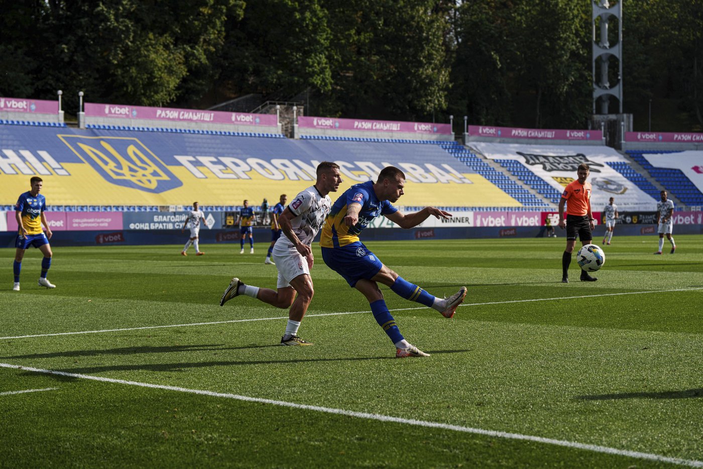 In wartime Ukraine, soccer fans bury rivalries and find a moment of calm at matches | iNFOnews.ca