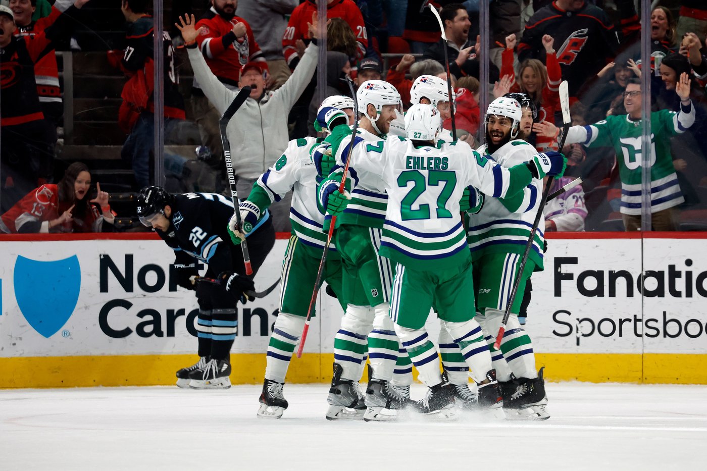 Jordan Staal scores in final minute to cap late 3-goal rally by Hurricanes for 5-4 win over Mammoth | iNFOnews.ca Jordan Staal scores in final minute to cap late 3-goal rally by Hurricanes for 5-4 win over Mammoth | iNFOnews.ca