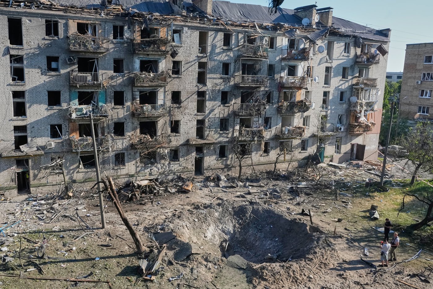 Photos show aftermath of large-scale Russian attack overnight in Kyiv | iNFOnews.ca