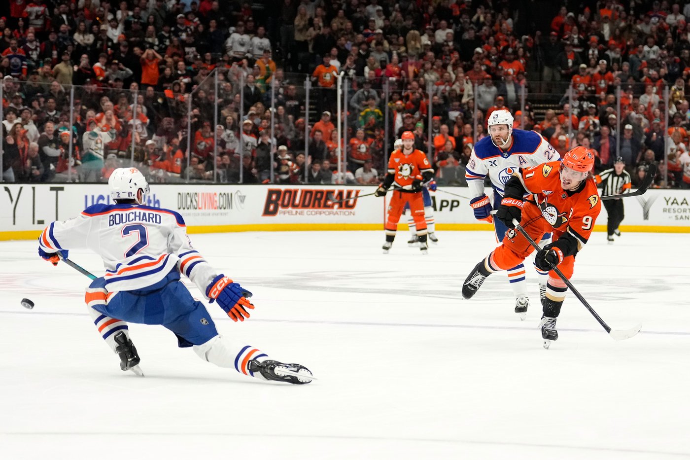 Oilers defenceman Evan Bouchard hears off-season criticism of defensive play | iNFOnews.ca Oilers defenceman Evan Bouchard hears off-season criticism of defensive play | iNFOnews.ca