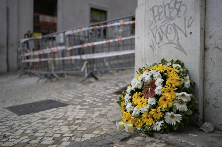 Portuguese victims of streetcar crash mourned by colleagues, friends and local residents | iNFOnews.ca