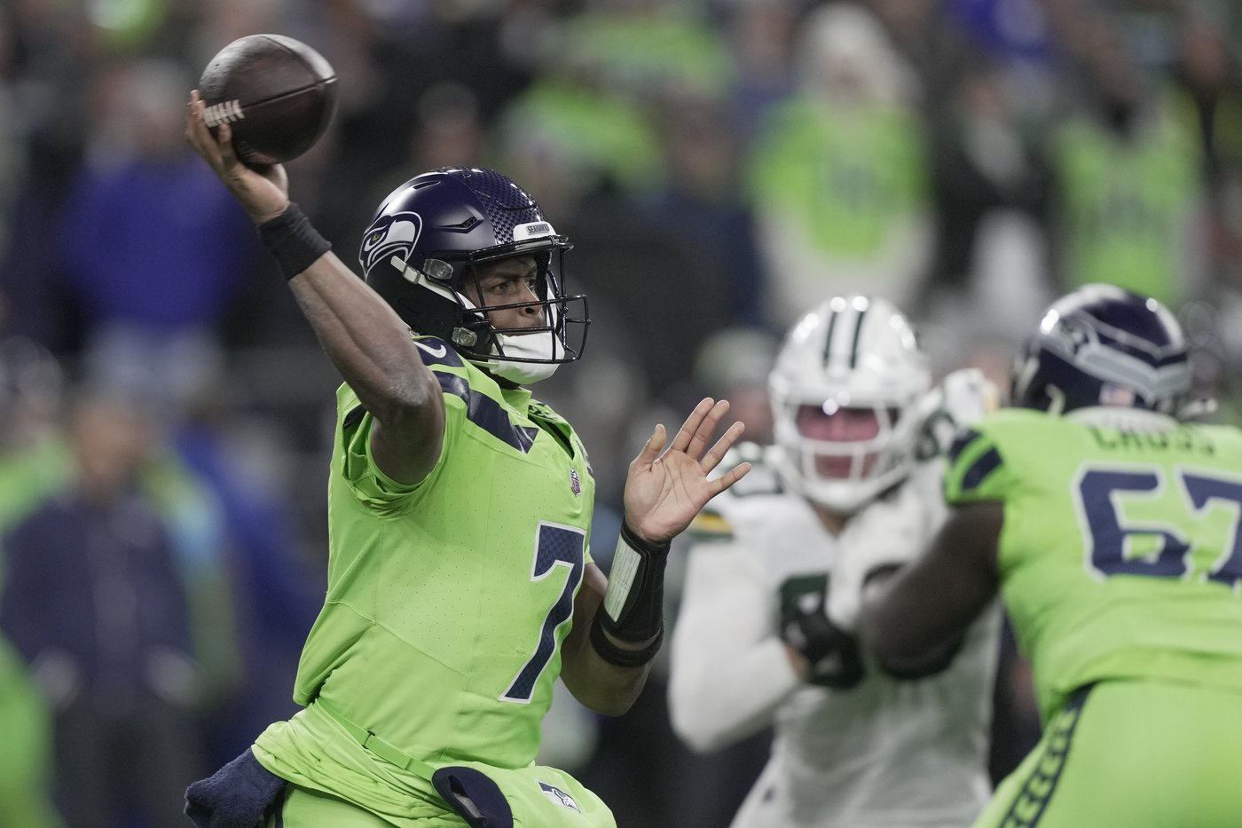 Seahawks QB Geno Smith exits with knee injury against Green Bay and will undergo testing | iNFOnews.ca Seahawks QB Geno Smith exits with knee injury against Green Bay and will undergo testing | iNFOnews.ca
