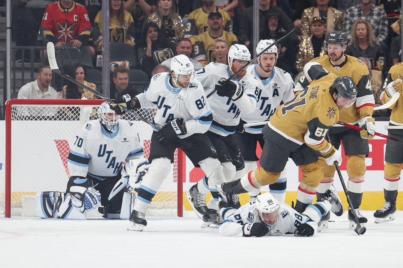 Logan Cooley scores late as the Mammoth beat the Golden Knights 3-2 to even playoffs series | iNFOnews.ca