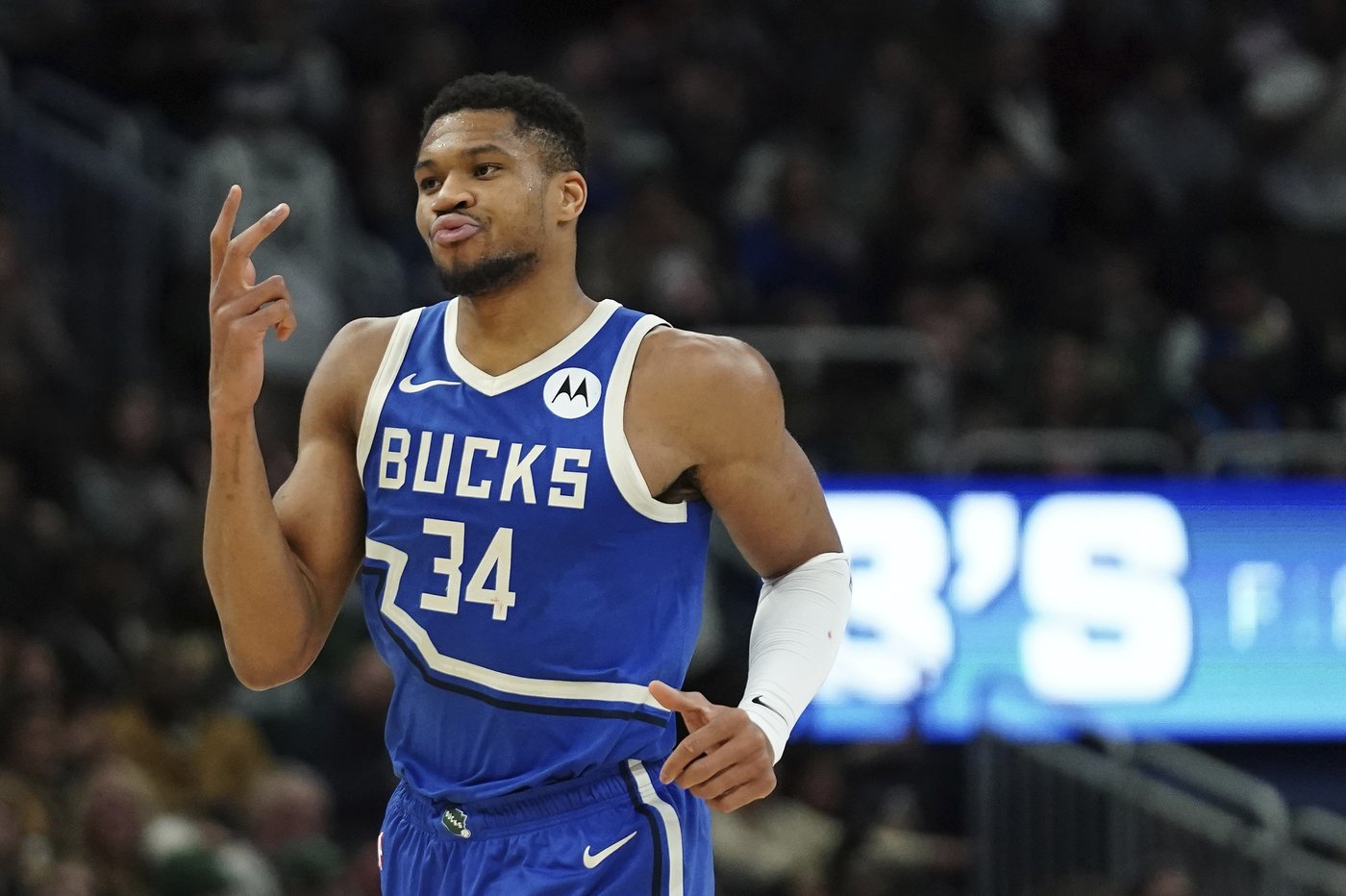 Antetokounmpo has 42 points, 12 rebounds and 11 assists, Bucks win 6th straight 124-114 over Wizards | iNFOnews.ca