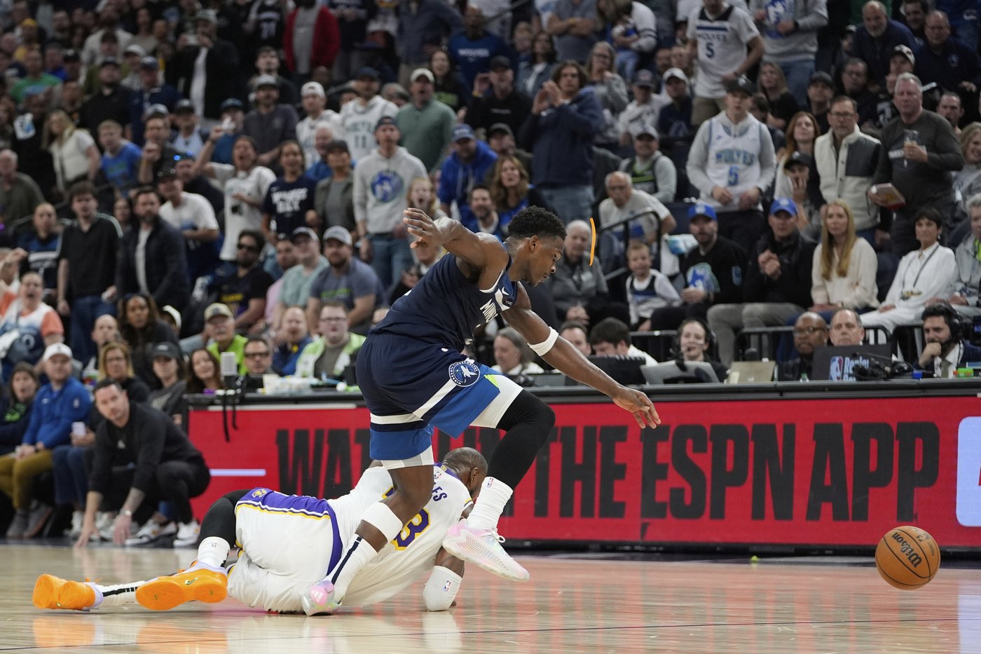 Timberwolves push Lakers to edge of elimination with 116-113 comeback win behind Edwards' 43 points | iNFOnews.ca
