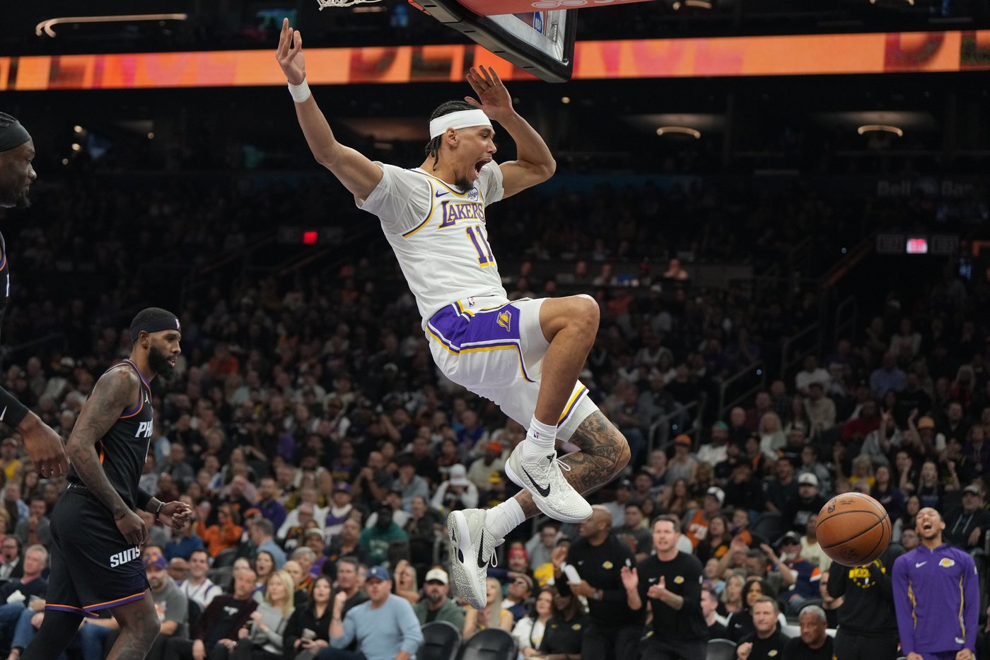 LeBron James hits 2 late free throws, Lakers beat Suns 116-114 after blowing 20-point lead | iNFOnews.ca