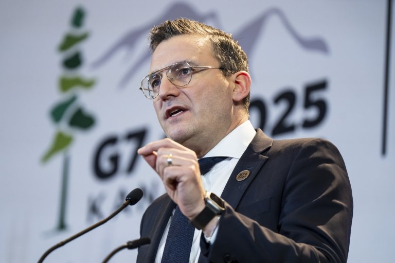 Ottawa using AI to review public comments on its national AI strategy | iNFOnews.ca