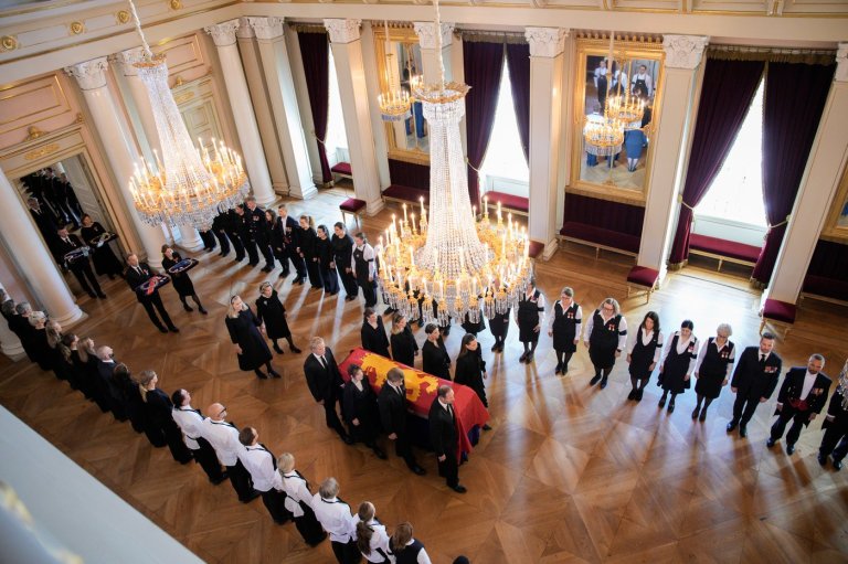 Norway's Queen Mette-Marit joins procession to bring late King Harald V's coffin to royal chapel | iNFOnews.ca