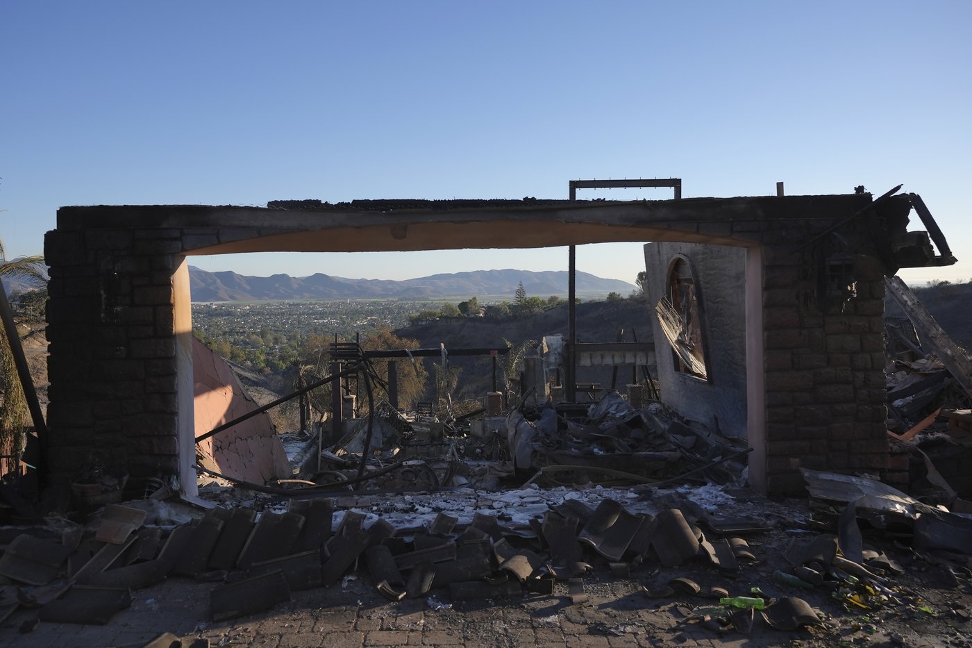 Southern California firefighters gain ground over wildfire thanks to decreased winds | iNFOnews.ca