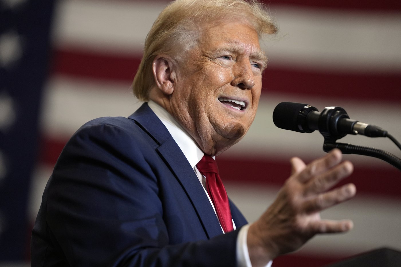 Trump warns he'll expel migrants under key Biden immigration programs | iNFOnews.ca