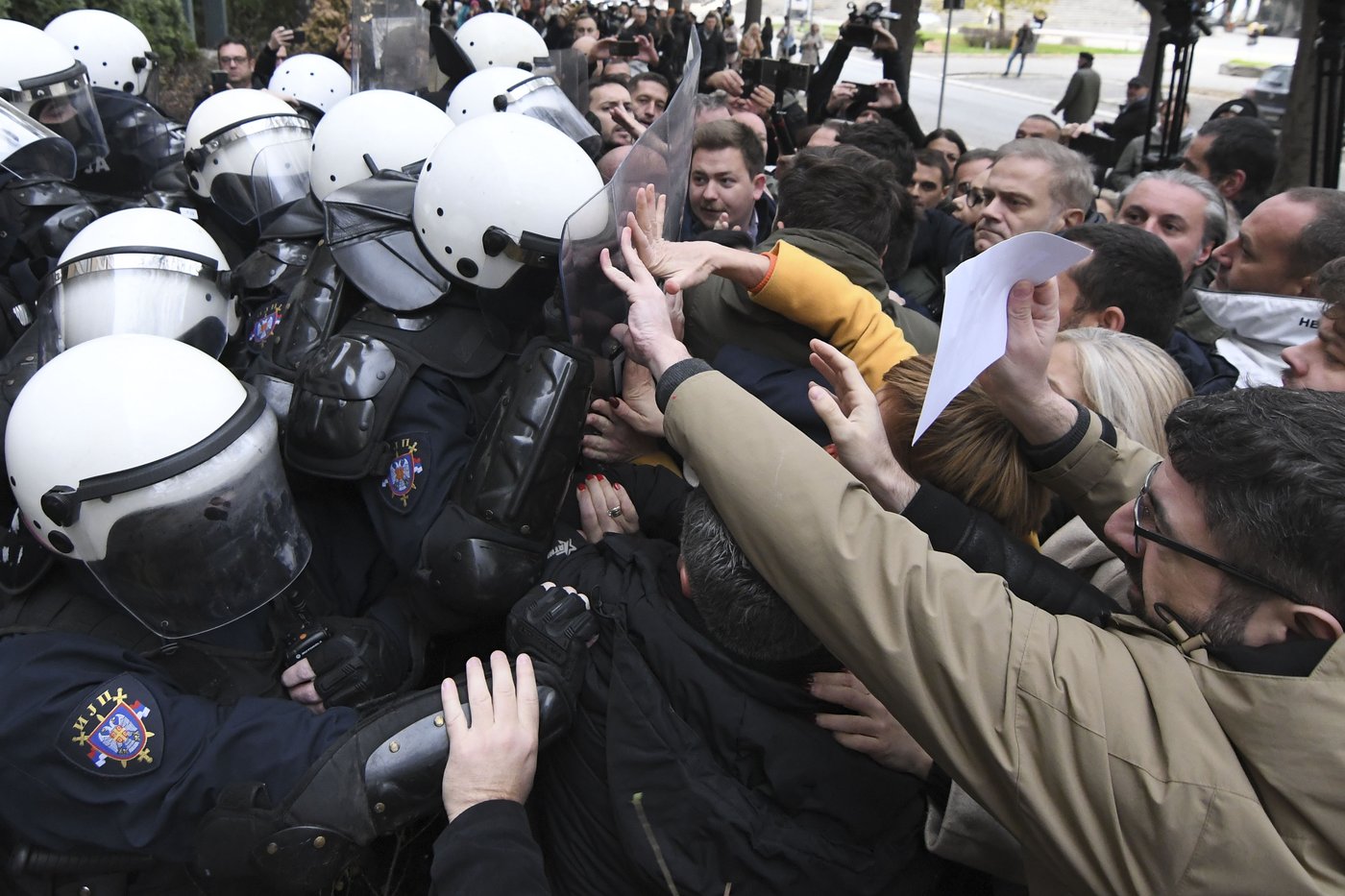 Protesters scuffle with police in Serbia as they demand arrests over a deadly roof collapse | iNFOnews.ca Protesters scuffle with police in Serbia as they demand arrests over a deadly roof collapse | iNFOnews.ca