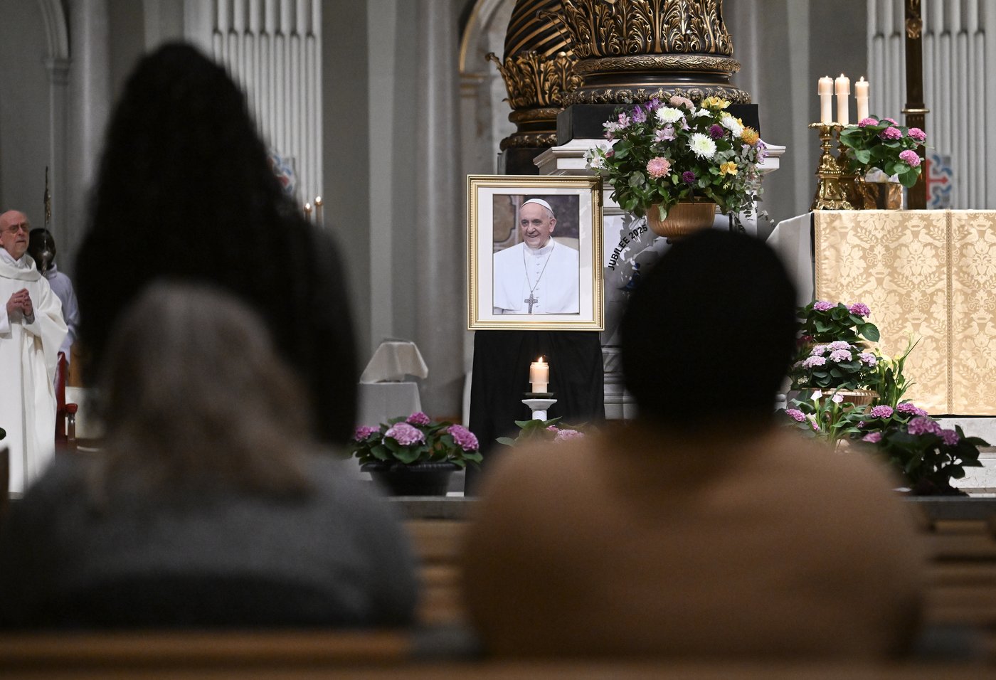 'Like time stopped': memorial mass in Montreal pays tribute to Pope Francis | iNFOnews.ca