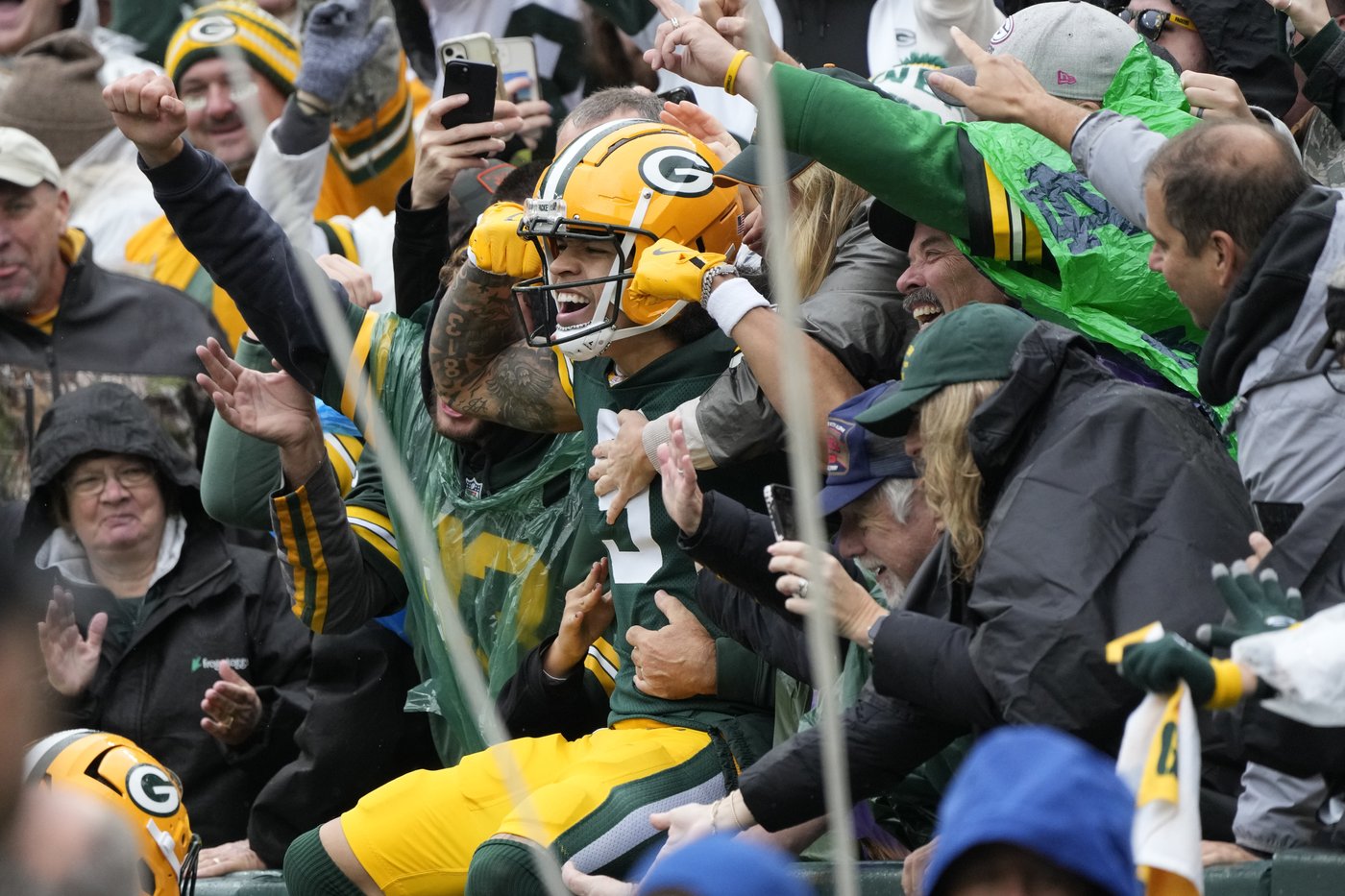 Doubs catches 2 TD passes in his return from a suspension to help Packers rout Cardinals 34-13 | iNFOnews.ca