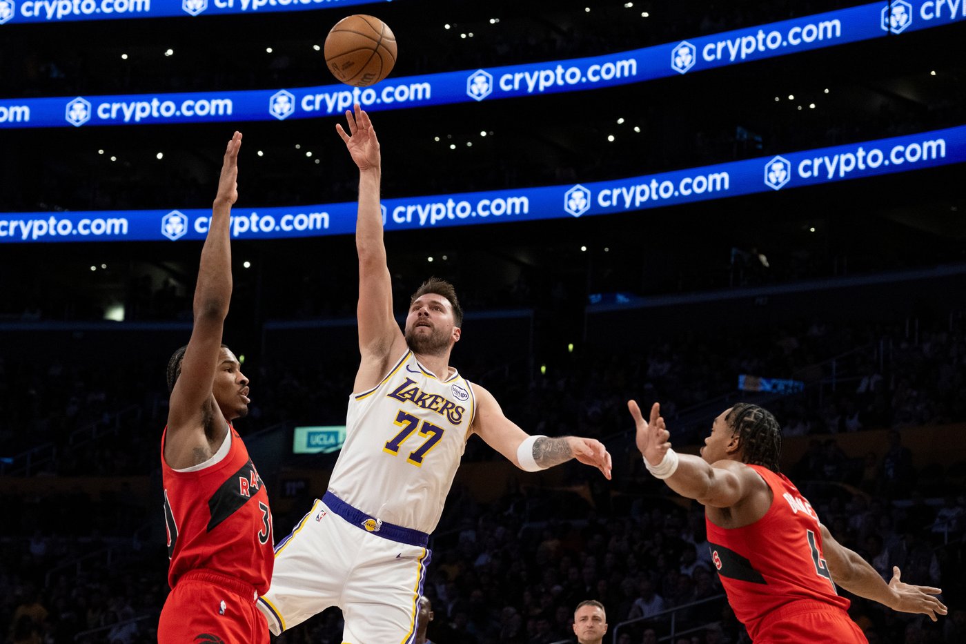 Luka, LeBron get Lakers back into form in 110-93 victory over Raptors | iNFOnews.ca