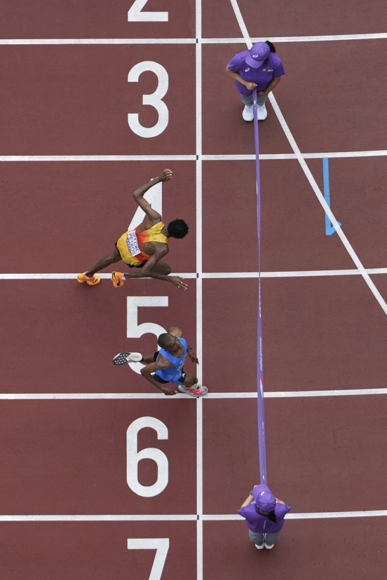 Marathon at world champs comes down to a sprint and a photo finish | iNFOnews.ca