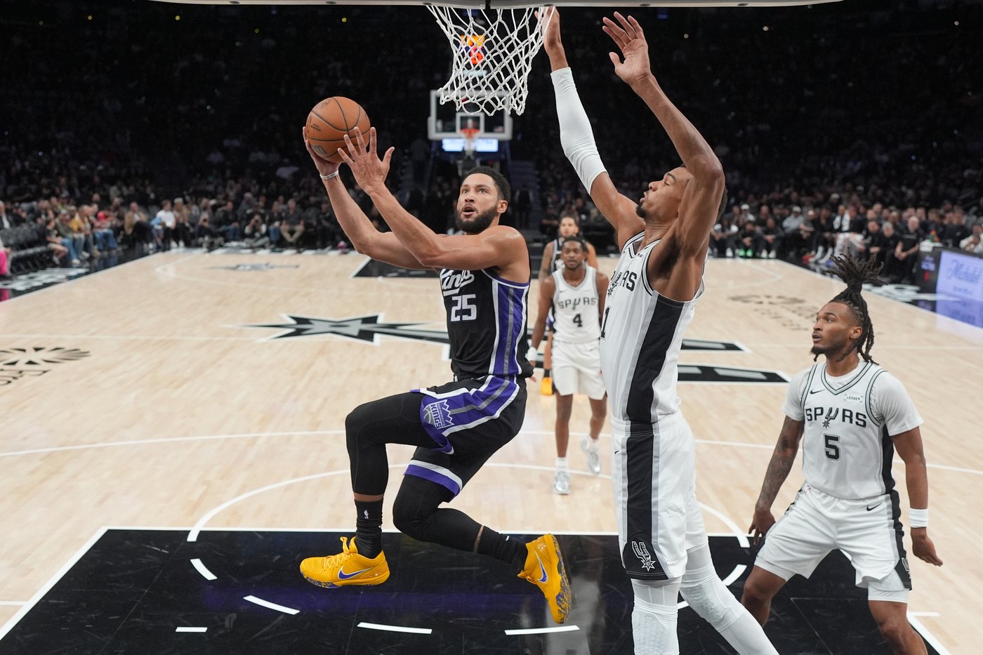 Kings guard Ben Simmons tears his Achilles tendon in practice | iNFOnews.ca Kings guard Ben Simmons tears his Achilles tendon in practice | iNFOnews.ca