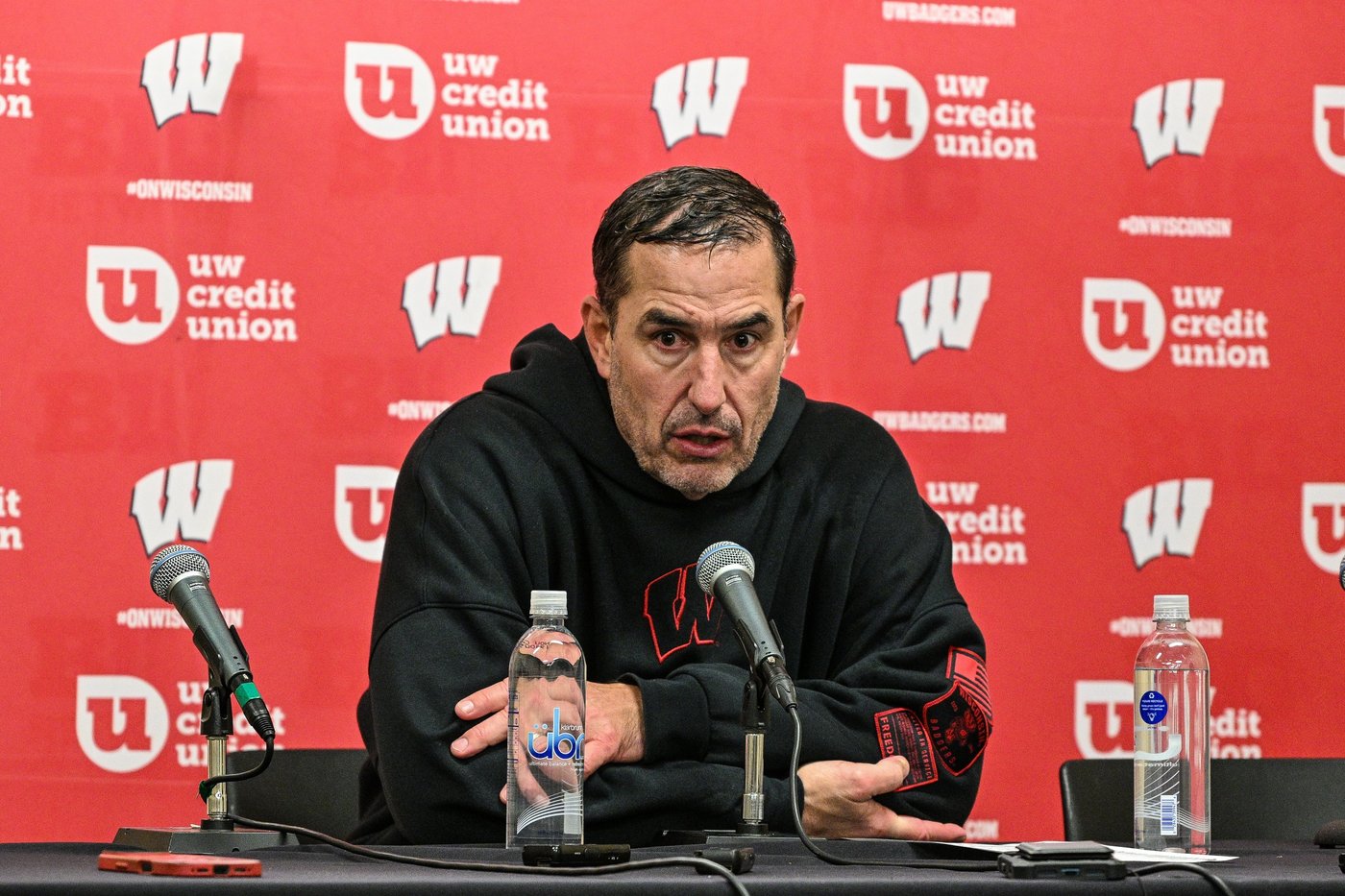 Wisconsin hires Eric Mateos as offensive line coach and doesn't renew AJ Blazek's contract | iNFOnews.ca
