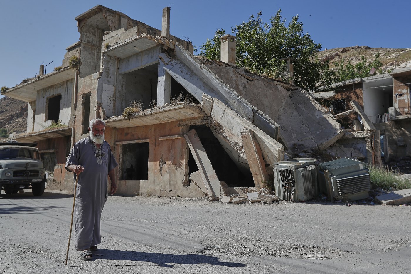 Israel raids a Syrian village and detains suspected militants; 1 person is killed | iNFOnews.ca Israel raids a Syrian village and detains suspected militants; 1 person is killed | iNFOnews.ca