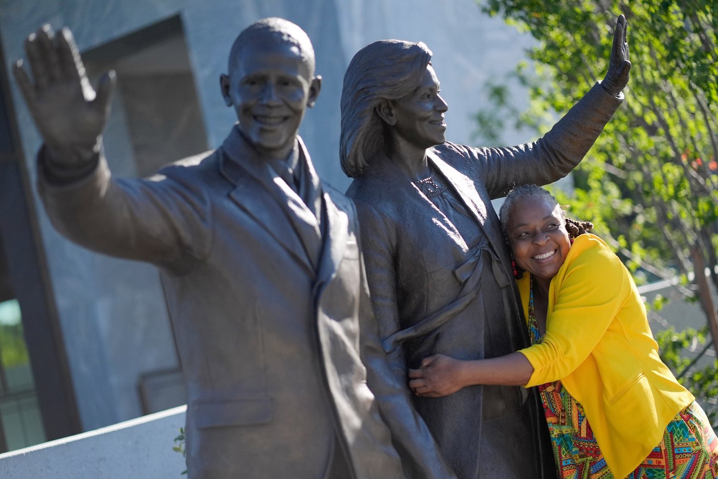 Barack and Michelle Obama surprise first visitors to newly opened presidential center | iNFOnews.ca Barack and Michelle Obama surprise first visitors to newly opened presidential center | iNFOnews.ca