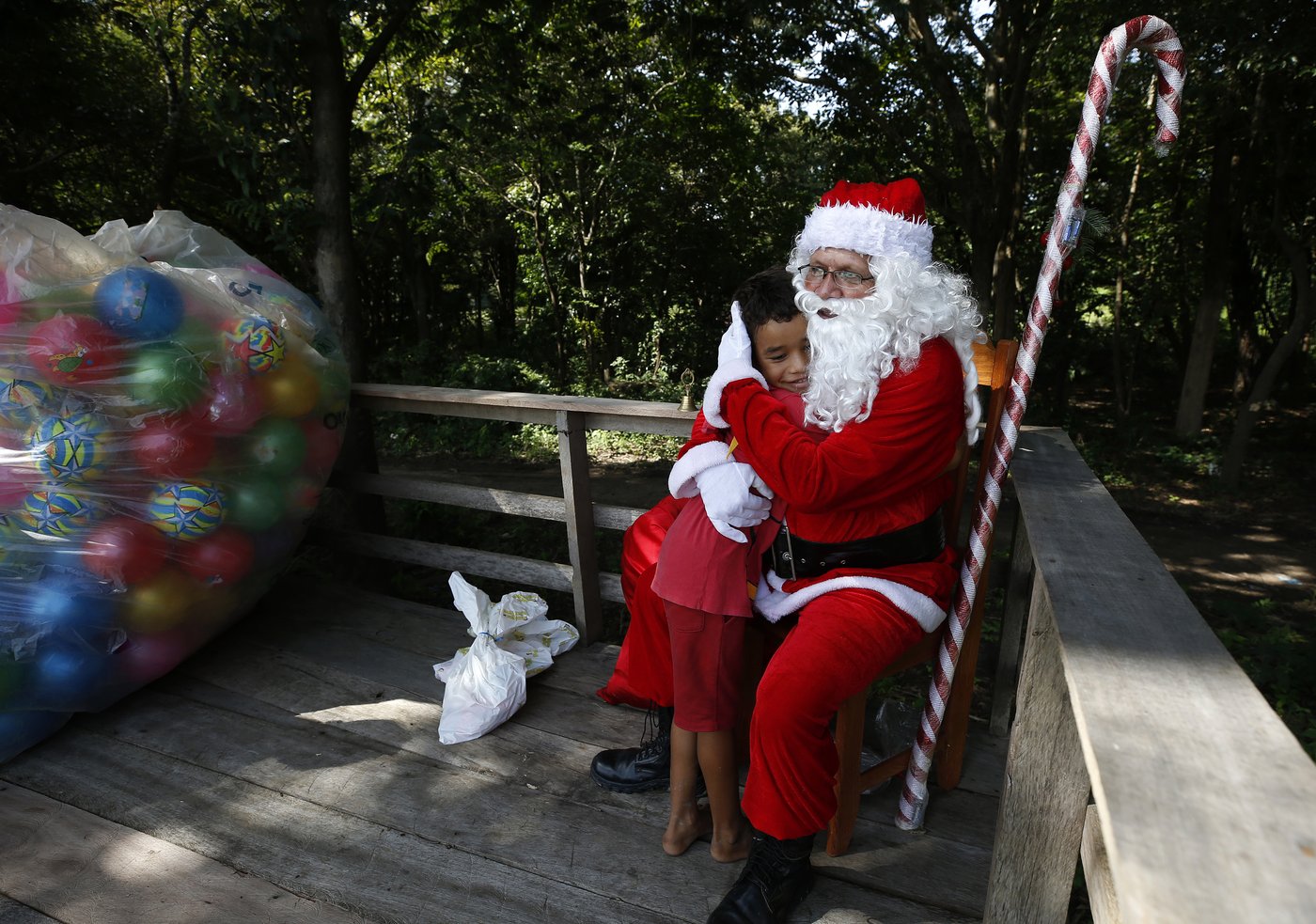 Santa braves the sticky heat of the Amazon jungle to bring gifts to children in remote village | iNFOnews.ca