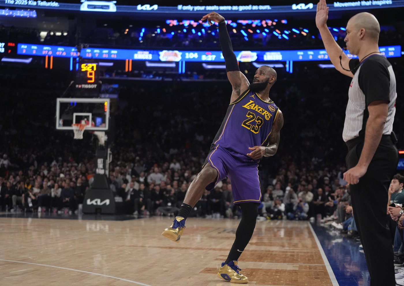 LeBron triple-double leads Lakers over Knicks 128-112 | iNFOnews.ca