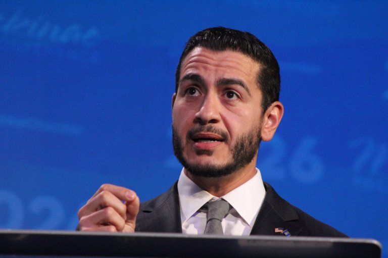AP Exclusive: Sen. Van Hollen backs El-Sayed for Michigan Senate in break from Democratic leadership | iNFOnews.ca