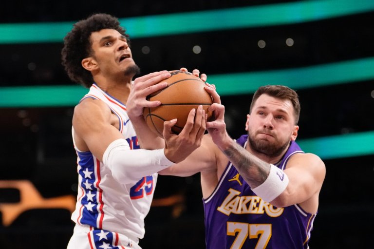 Luka Doncic leaves the Lakers' game against the 76ers with an apparent leg injury | iNFOnews.ca
